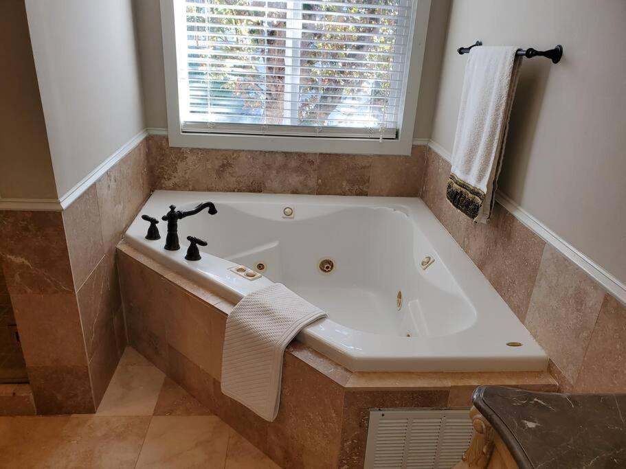 Sleeps16, Spacious Home, Close To Downtown, Beltline, And Walk To Restaurants, 75" Tv, 2 Person Jacuzzi, Ping Pong Atlanta Esterno foto