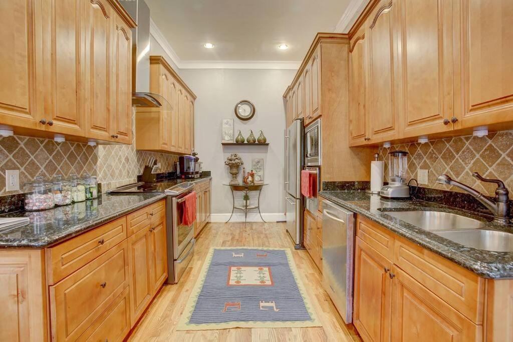 Sleeps16, Spacious Home, Close To Downtown, Beltline, And Walk To Restaurants, 75" Tv, 2 Person Jacuzzi, Ping Pong Atlanta Esterno foto